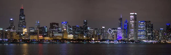 夜の湖からシカゴのスカイラインの美しいパノラマ写真 アメリカ合衆国 — ストック写真