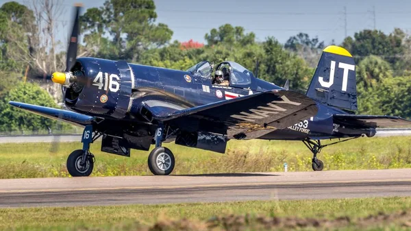 Piloten Sitter Det Blå Jetplanet Solig Dag Utomhus — Stockfoto