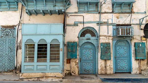 Die Fassade Historischer Häuser Mit Komplizierten Blauen Türen Der Stadt — Stockfoto