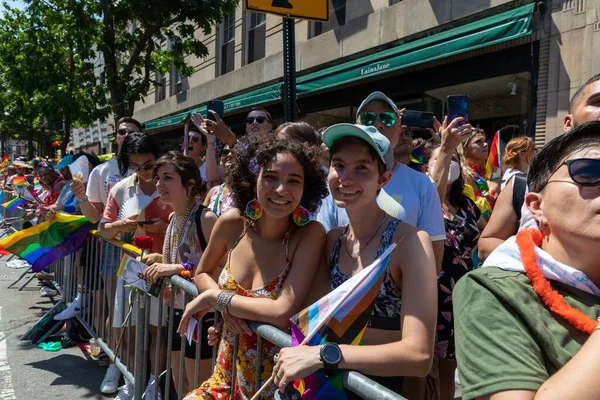 2022年6月26日 ニューヨークのプライドパレードを歩く陽気な人々 — ストック写真