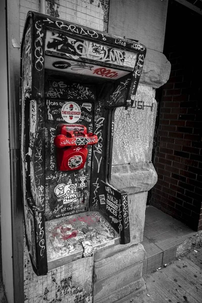 トロントの古い電話ブースで垂直選択カラーストリート落書きカナダ — ストック写真