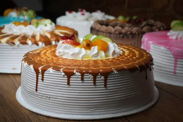 Tiro Close Bolo Pingado Coberto Com Frutas Fatiadas Uma Mesa — Fotografia de Stock