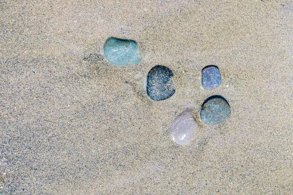 Кілька Валунів Пляжі Декілька Напівзатоплених Валунів Піску Пляжі — стокове фото