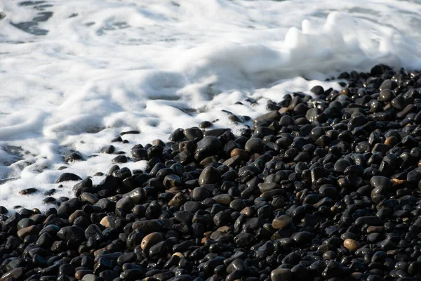 Хвилі Розбиваються Чорні Вулканічні Гальки Пляжу Мавра Вольта Острові Хіос — стокове фото