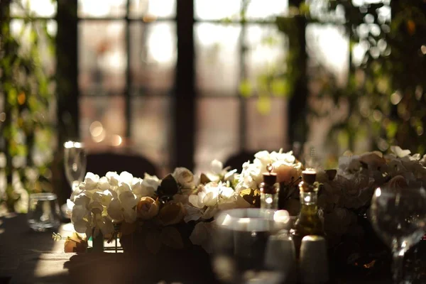 Zbliżenie Białych Róż Zdobiących Stół Dzień Ślubu — Zdjęcie stockowe