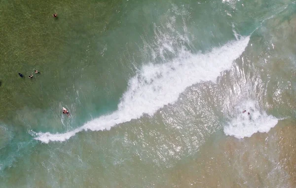 Uma Vista Aérea Superior Pessoas Surfando Nadando Mar Dia Ensolarado — Fotografia de Stock