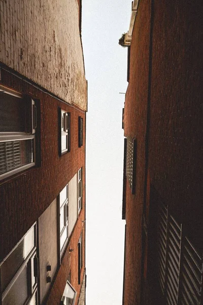 Tiro Vertical Ângulo Baixo Dos Dois Edifícios Céu — Fotografia de Stock