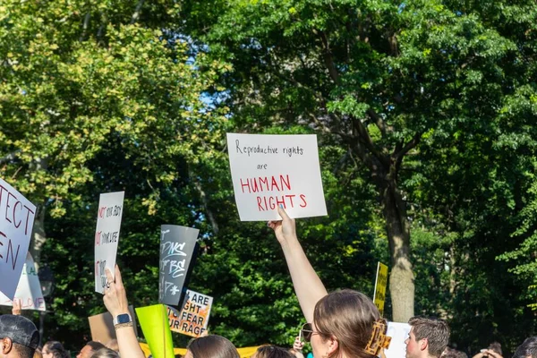 Manifestantes Con Pancartas Cartón Los Derechos Reproductivos Son Derechos Humanos — Foto de Stock