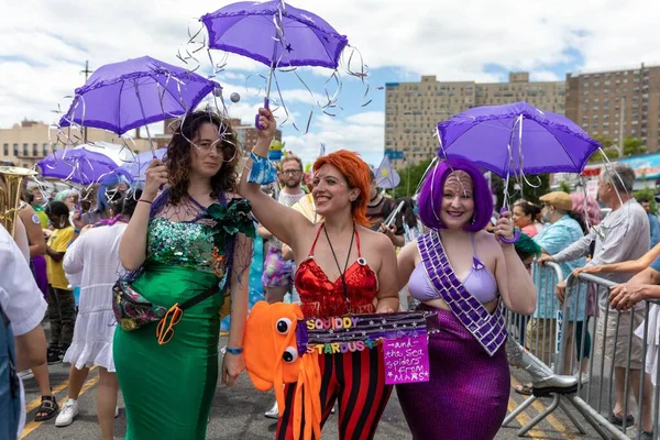 Closeup Women Wearing Shiny Outfits Umbrellas 40Th Annual Mermaid Parade — Stock Photo, Image