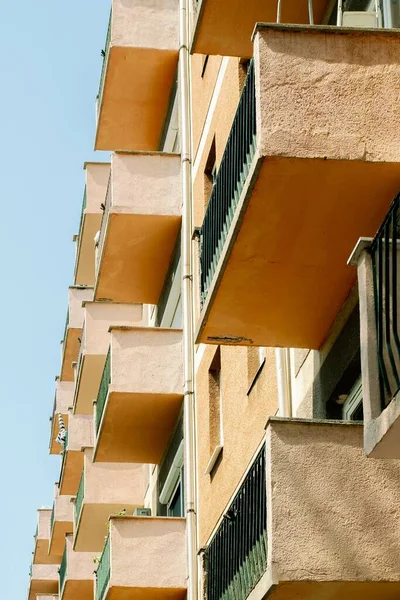 Retrato Vertical Edifício Moderno Budapeste Hungria Com Janelas Varandas Viradas — Fotografia de Stock