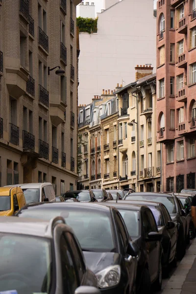 Eine Vertikale Aufnahme Von Autos Die Auf Der Straße Paris — Stockfoto