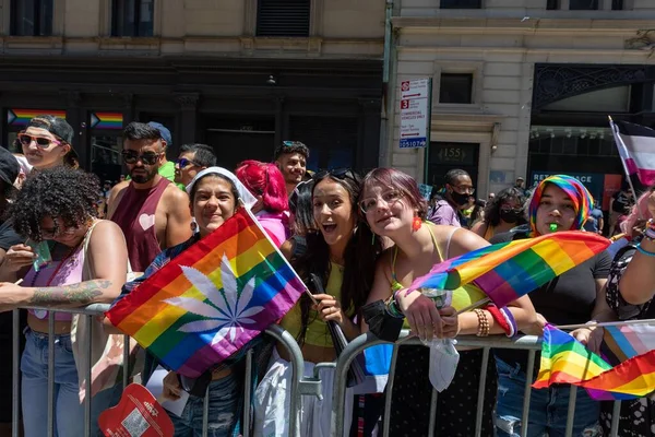 Eine Menschenmenge Mit Lgbt Fahnen Posiert Bei Einer Pride Parade — Stockfoto