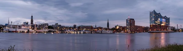 Panorama Des Hamburger Hafens Bei Sonnenaufgang Mit Dem Berühmten Wahrzeichen — Stockfoto