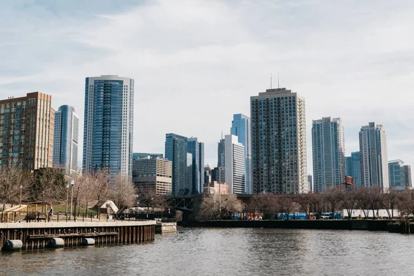 シカゴ市内を背景に 秋の木々や近代的な建物を持つ川 — ストック写真