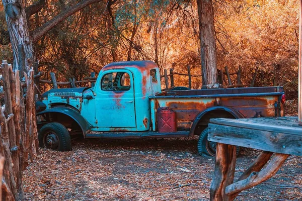 一辆老旧生锈的美国汽车 — 图库照片