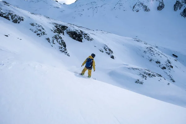 スイスのアンデルマットでの明るい冬の朝 山の上でスノーボードをしている人 — ストック写真