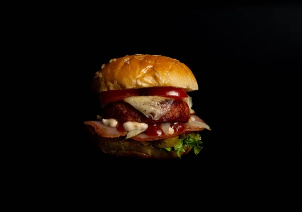 Eine Nahaufnahme Von Mini Burger Isoliert Schwarzem Hintergrund — Stockfoto