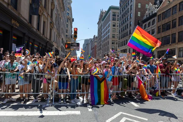 Gente Alegre Caminando Desfile Del Orgullo Ciudad Nueva York Junio —  Fotos de Stock