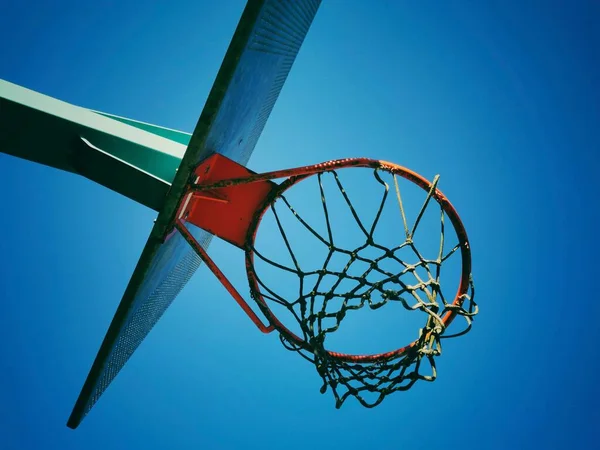 Egy Alacsony Szögű Felvétel Egy Kosárlabda Karikáról Kék Felhő Nélküli — Stock Fotó