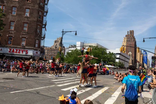 New York Sokaklarında Büyük Bir Kalabalık Onur Yürüyüşü Kutluyor — Stok fotoğraf