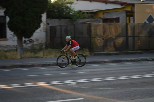 Motociclista Andando Rua Brasov Roménia — Fotografia de Stock