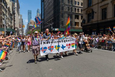 26 Haziran 2022 'de New York' ta yürüyüş yapan neşeli insanlar.