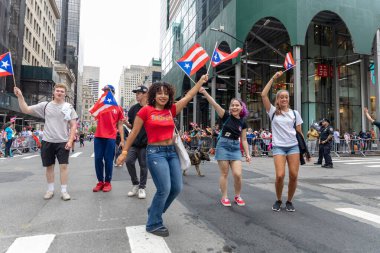 Porto Riko Günü Geçit Töreni 'ni New York City sokaklarında kutlayan kalabalık.