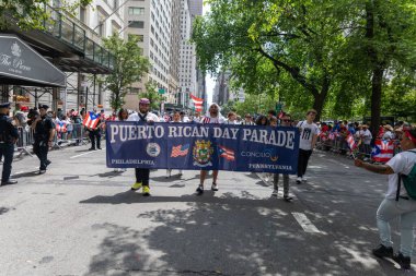 Porto Riko Günü Geçidi 2022 NYC 'yi kutlayan kalabalık.