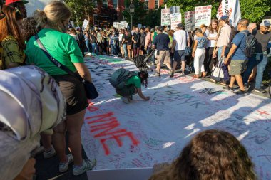 Washington Square Park 'ta yürüyüş yapan protestocular, Anayasa Mahkemesi' nin Roe v. Wade davasını bozmasının ardından...