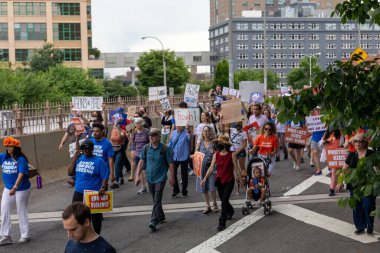Silahları protesto eden büyük bir kalabalık. Brooklyn 'deki Cadman Plaza' dan Brooklyn Köprüsü üzerinden New York 'a yürüyorum.