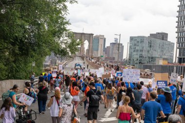 Silahları protesto eden büyük bir kalabalık. Brooklyn 'deki Cadman Plaza' dan Brooklyn Köprüsü üzerinden New York 'a yürüyorum.
