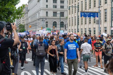 Silahları protesto eden büyük bir kalabalık. Brooklyn 'deki Cadman Plaza' dan Brooklyn Köprüsü üzerinden New York 'a yürüyorum.