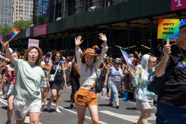 İnsanlar NYC Onur Yürüyüşü 'ne katılıyor.