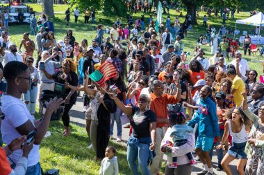 Güneşli bir günde Prospect Park Brooklyn 'de düzenlenen 13. Haziran kutlamasında bir kalabalık.