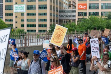 Silahları protesto eden büyük bir kalabalık. Brooklyn 'deki Cadman Plaza' dan Brooklyn Köprüsü üzerinden New York 'a yürüyorum.