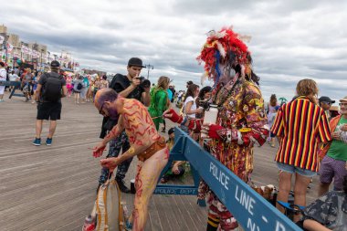 Coney Adası 'ndaki 40. Geleneksel Denizkızı Geçidi' ndeki insanlar.