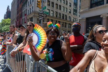 New York 'taki Onur Yürüyüşü' nde bir sürü genç insan var.