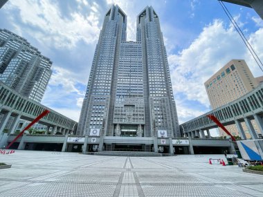 Tokyo Büyükşehir Hükümeti 'nin genel merkezinin düşük açılı görüntüsü..