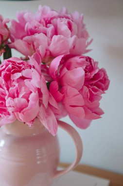 Vazodaki güzel pembe şakayıkların dikey yakın çekimi.