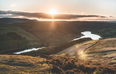 İngiltere 'nin Peak District Ulusal Parkı' ndaki Lady Bower rezervuarında günbatımı.