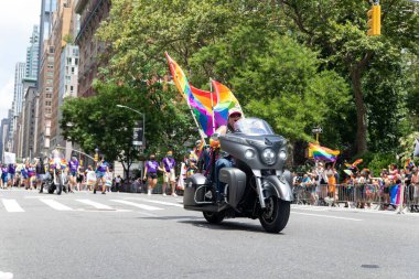 New York City, ABD 'de 2021 sayılı Onur Yürüyüşü sırasında bisiklet süren bir kişi