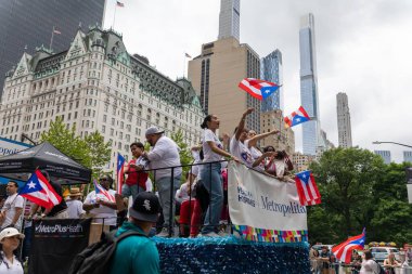Manhattan sokaklarındaki kalabalık Porto Riko Günü Geçidi 'ni kutluyor.