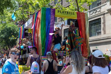 26 Haziran 2022 'de New York' ta yürüyüş yapan neşeli insanlar.