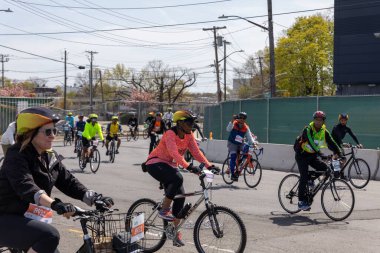 Motosikletlilerin Staten Island, ABD 'deki Beş Boro Bisiklet turuna katıldığı yakın çekim.