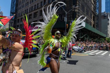 İnsanlar NYC Onur Yürüyüşü 'ne katılıyor.
