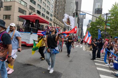 Manhattan sokaklarındaki kalabalık Porto Riko Günü Geçidi 'ni kutluyor.