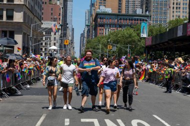 İnsanlar NYC Onur Yürüyüşü 'ne katılıyor.