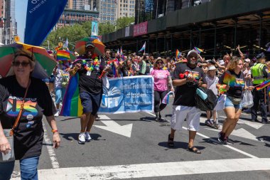 İnsanlar NYC Onur Yürüyüşü 'ne katılıyor.