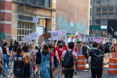 Roe ve Wade davasının devrilmesi sonrasında New York Foley Meydanı 'na yürüyen mukavva tabelalı bir grup protestocu