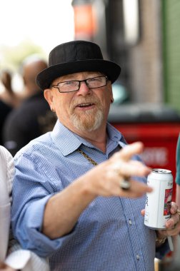 Pete & Bas hip hop ikilisinin dikey çekimi. Soda kutusunu sokak ortasında dururken rastgele tutarken.